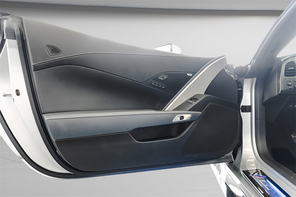 Used 2015 Chevrolet Corvette Z06 w/ 3LZ Preferred Equipment Group image 19