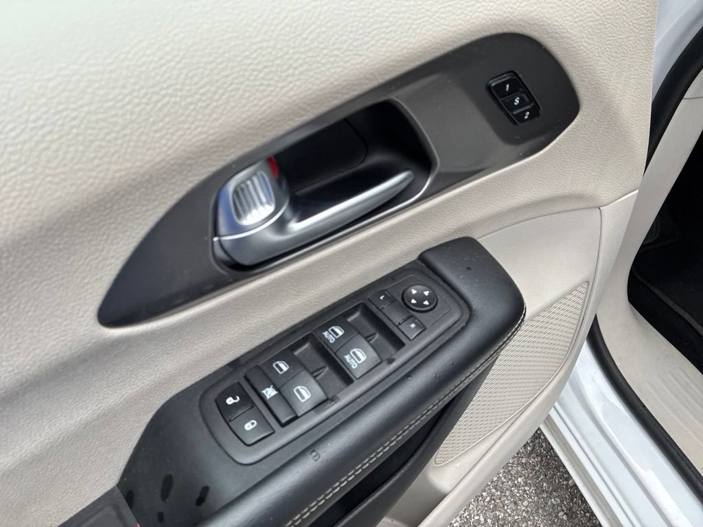 Used 2024 Chrysler Pacifica Touring-L FWD image 29