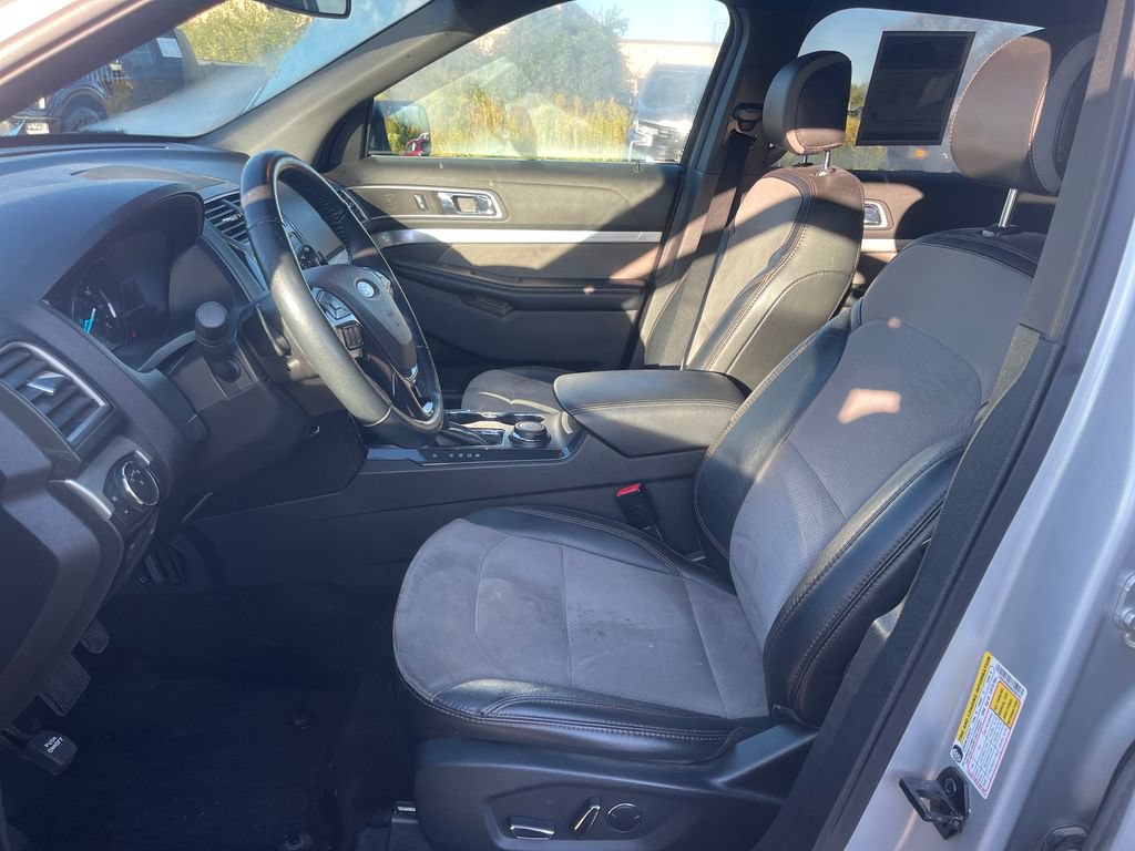 Used 2017 Ford Explorer XLT w/ Equipment Group 202A AWD/4WD image 17