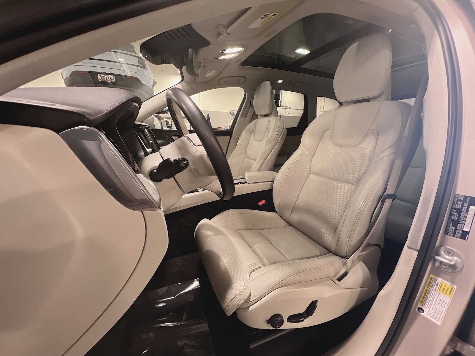 Certified 2023 Volvo XC60 B6 Ultimate w/ Protection Package Premier image 13