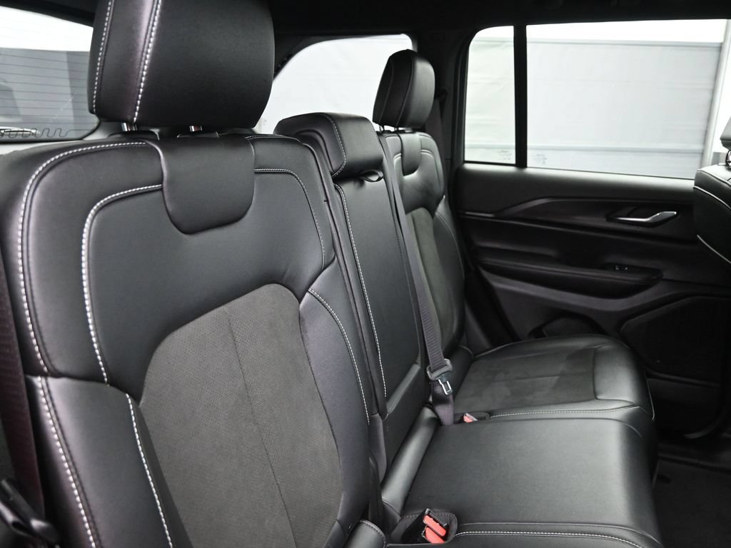 Used 2024 Jeep Grand Cherokee Altitude AWD/4WD image 15
