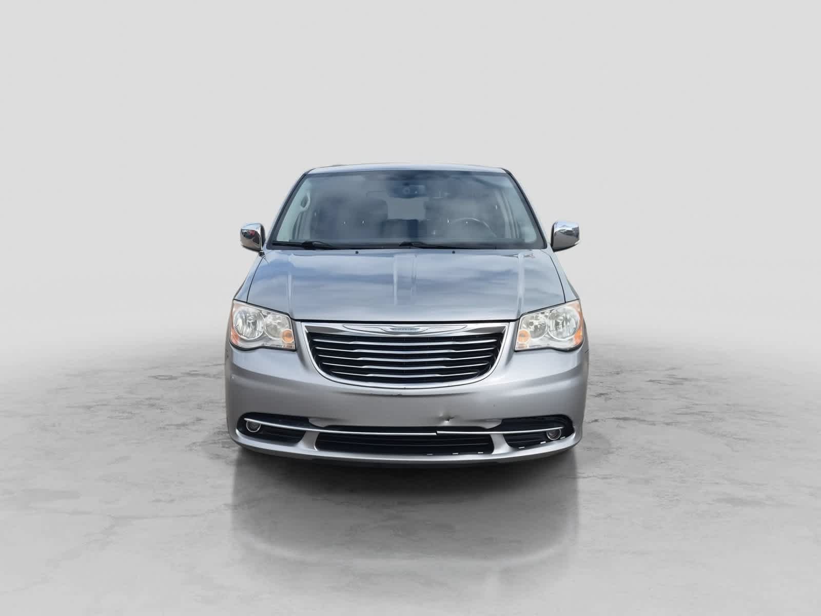 Used 2014 Chrysler Town & Country Touring-L w/ Driver Convenience Group FWD image 3
