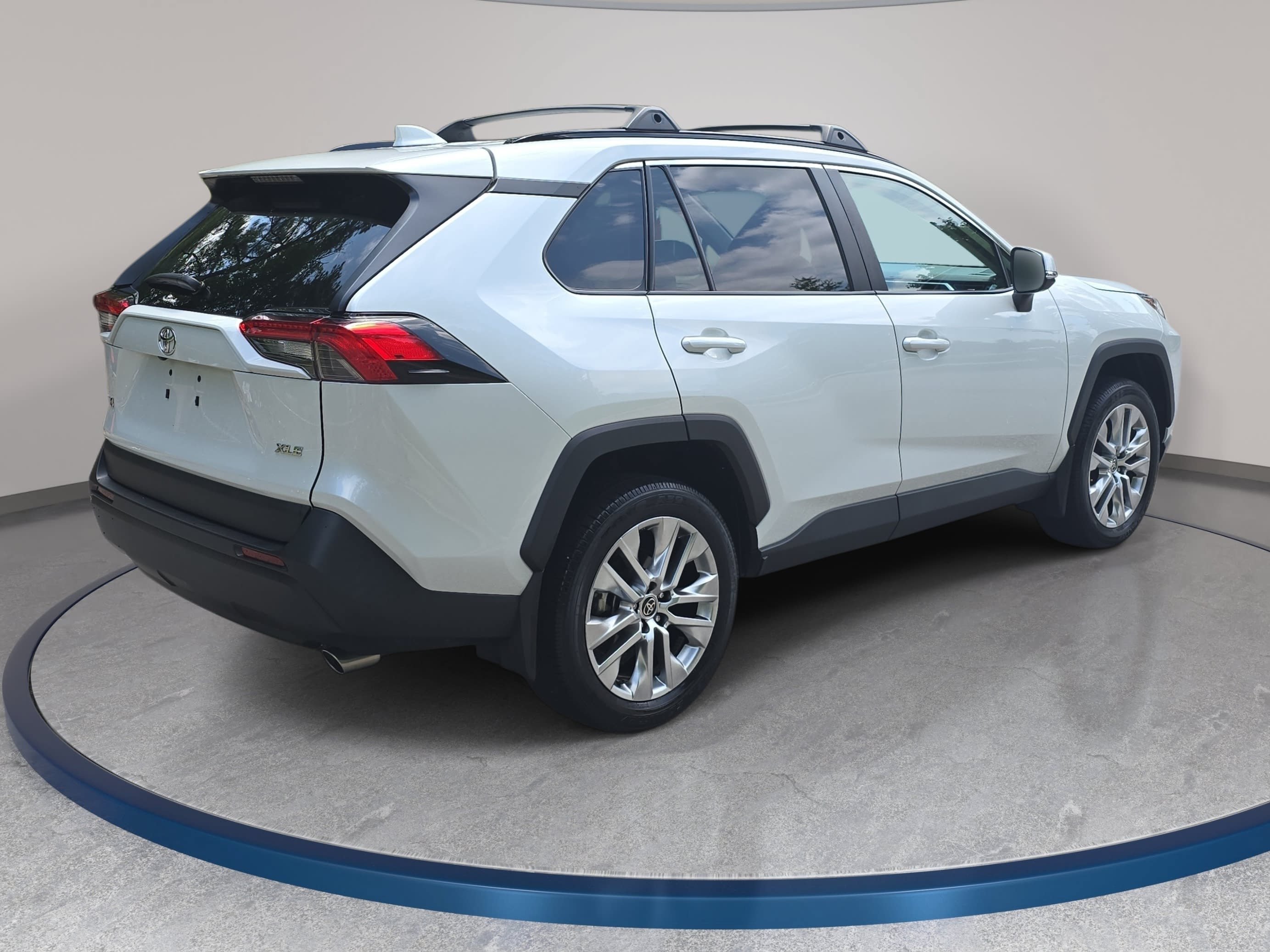 Used 2025 Toyota RAV4 XLE Premium FWD image 5