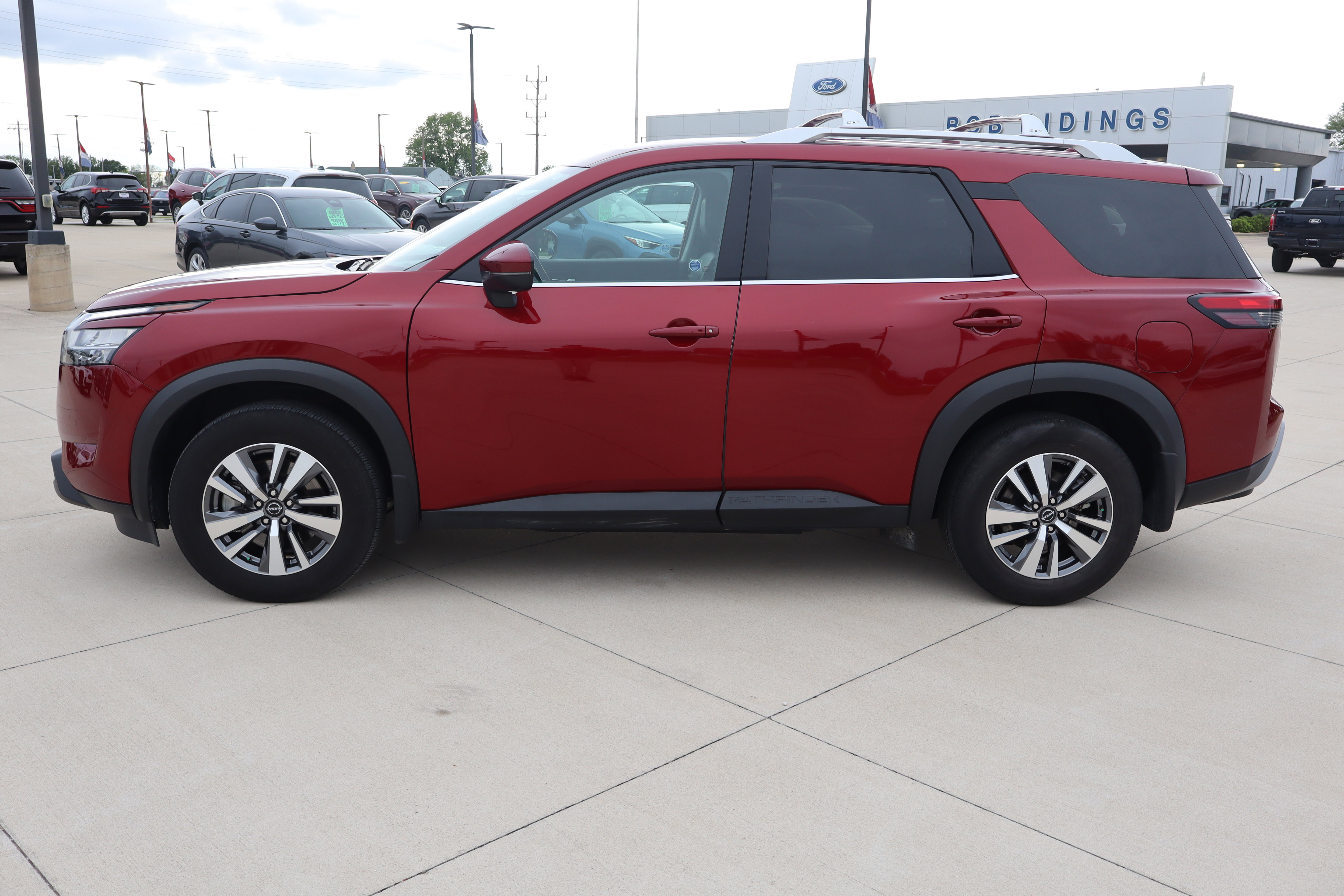 Used 2023 Nissan Pathfinder SL AWD/4WD image 9