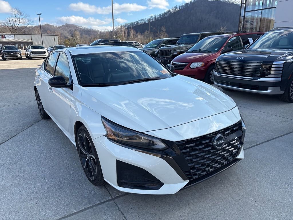Used 2023 Nissan Altima 2.5 SR w/ SR Premium Package image 3