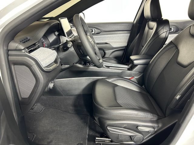 Used 2024 Jeep Compass Latitude AWD/4WD image 17