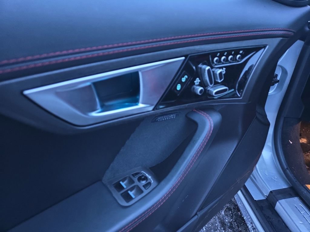 Used 2015 Jaguar F-TYPE R image 11