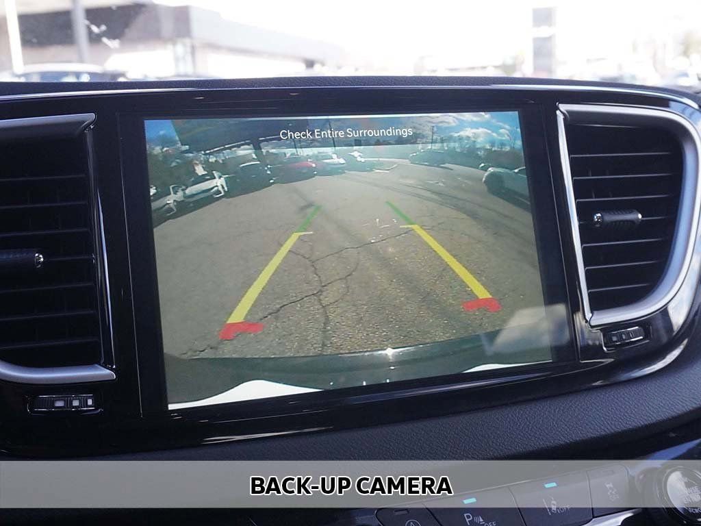 Used 2023 Chrysler Pacifica Touring-L image 6