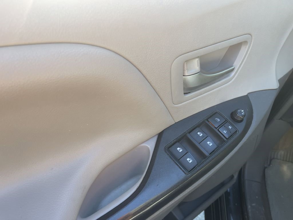 Used 2017 Toyota Sienna LE image 16
