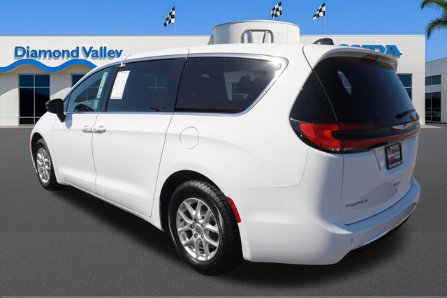 Used 2025 Chrysler Pacifica Select image 4