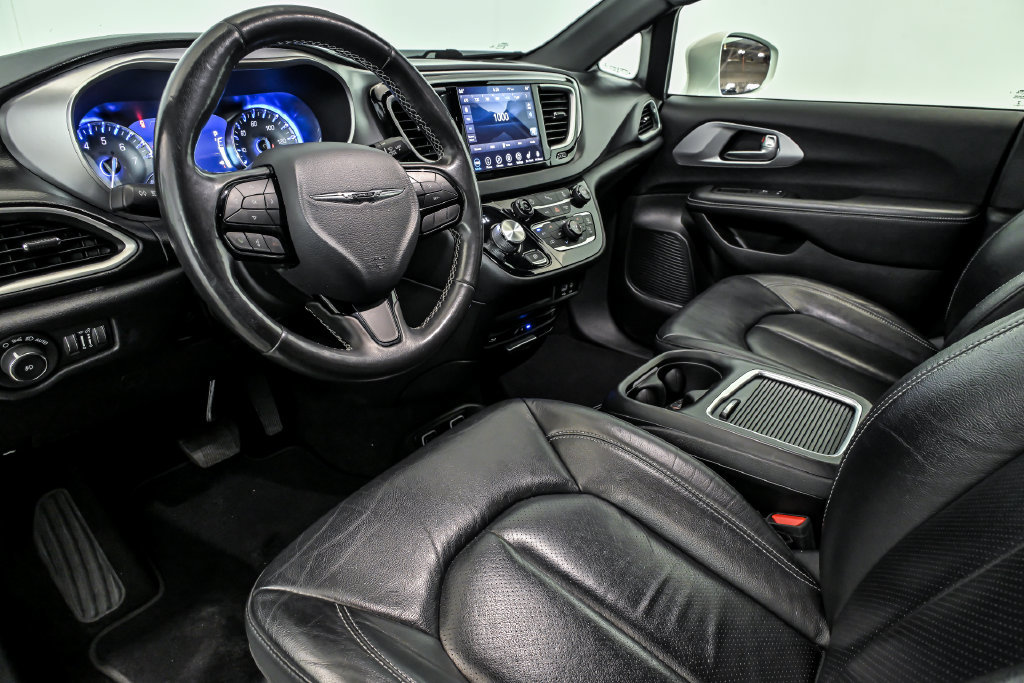 Used 2020 Chrysler Pacifica Touring-L Plus w/ S Appearance Package FWD image 11
