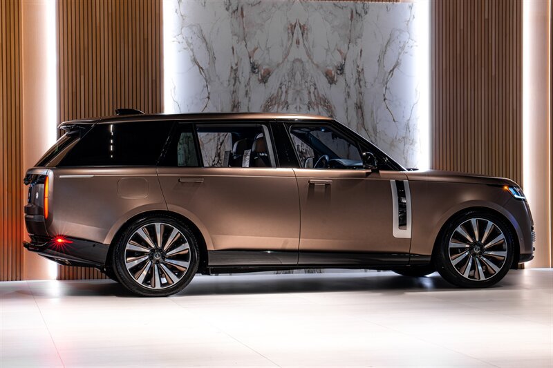 Used 2023 Land Rover Range Rover SV AWD/4WD image 5
