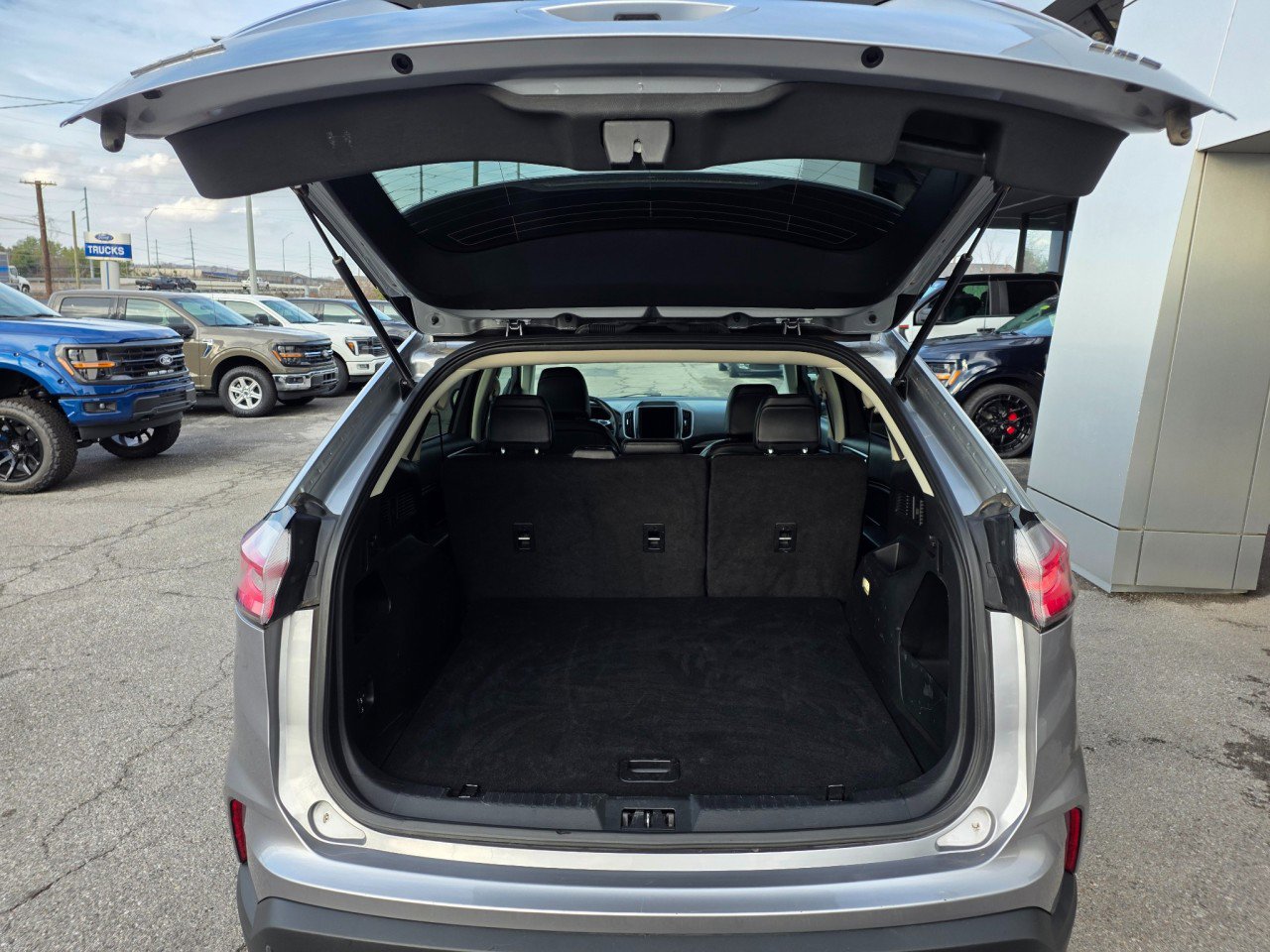 Used 2024 Ford Edge SEL image 11