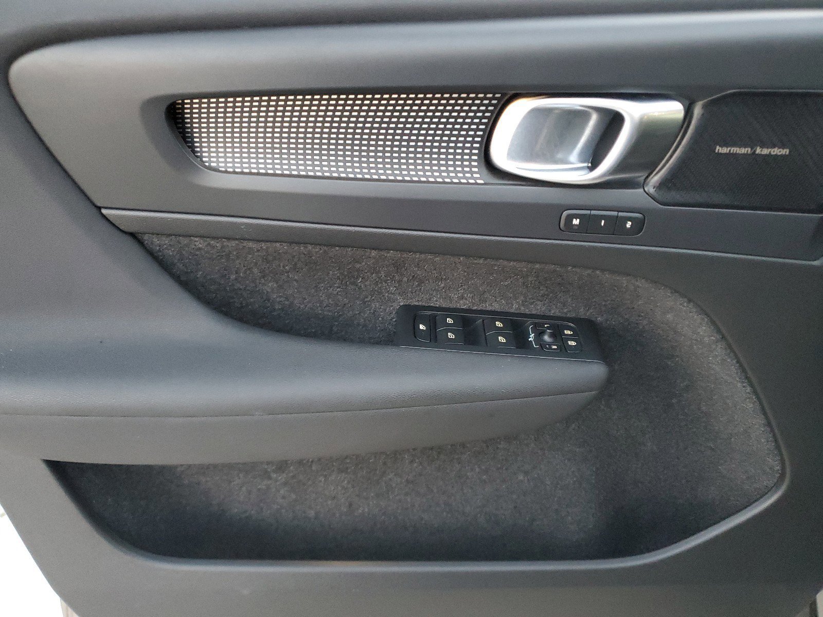 Used 2022 Volvo XC40 T5 R-Design w/ Advanced Package image 17