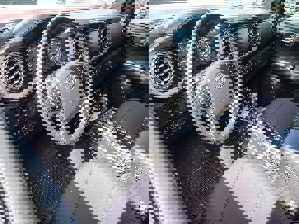 Used 2019 Toyota Tacoma TRD Off-Road w/ Technology Package AWD/4WD image 17