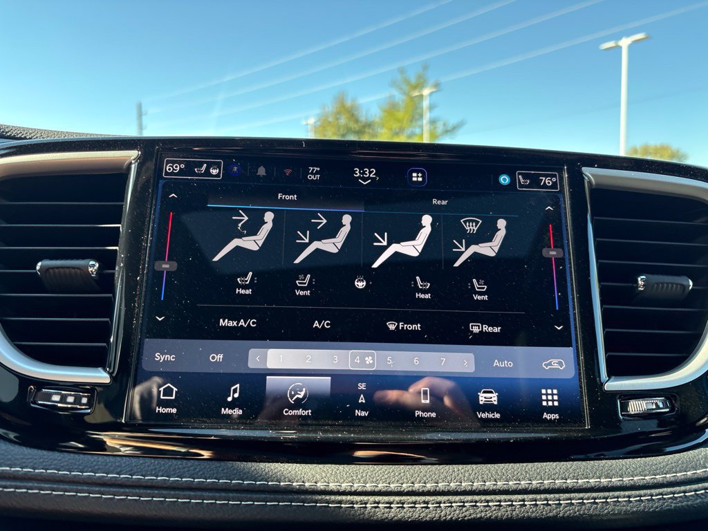 New 2027 Chrysler Pacifica Limited FWD image 3
