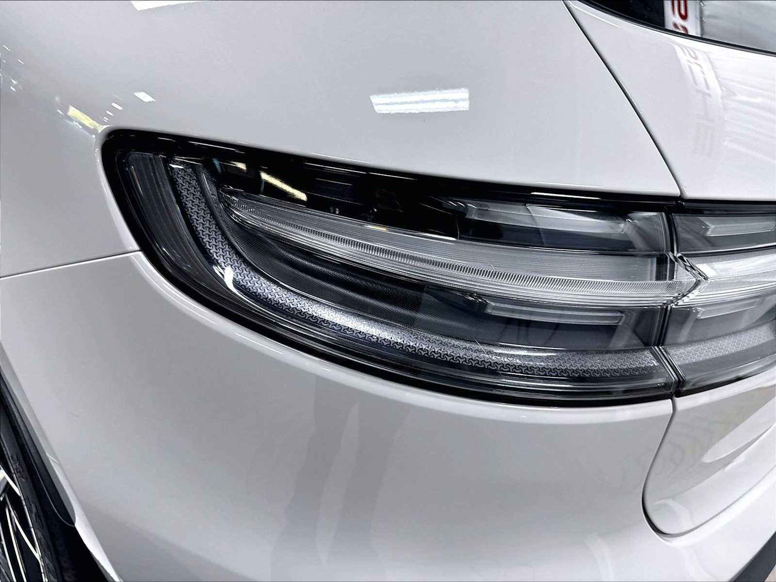 Used 2025 Porsche Macan AWD/4WD image 34