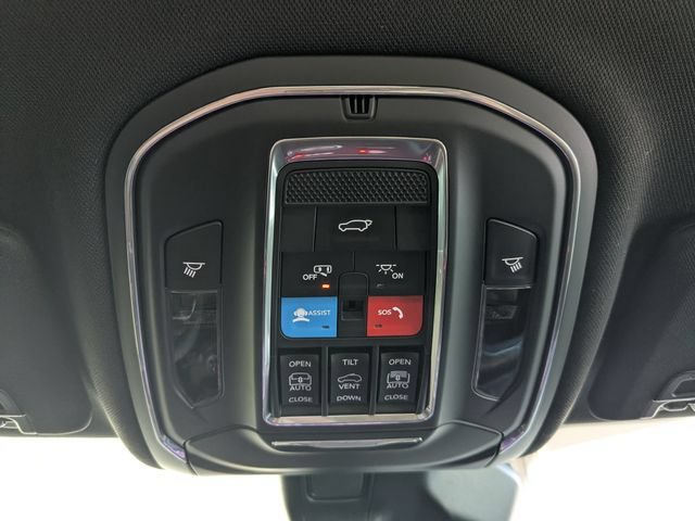 Used 2025 Jeep Grand Cherokee Overland AWD/4WD image 17