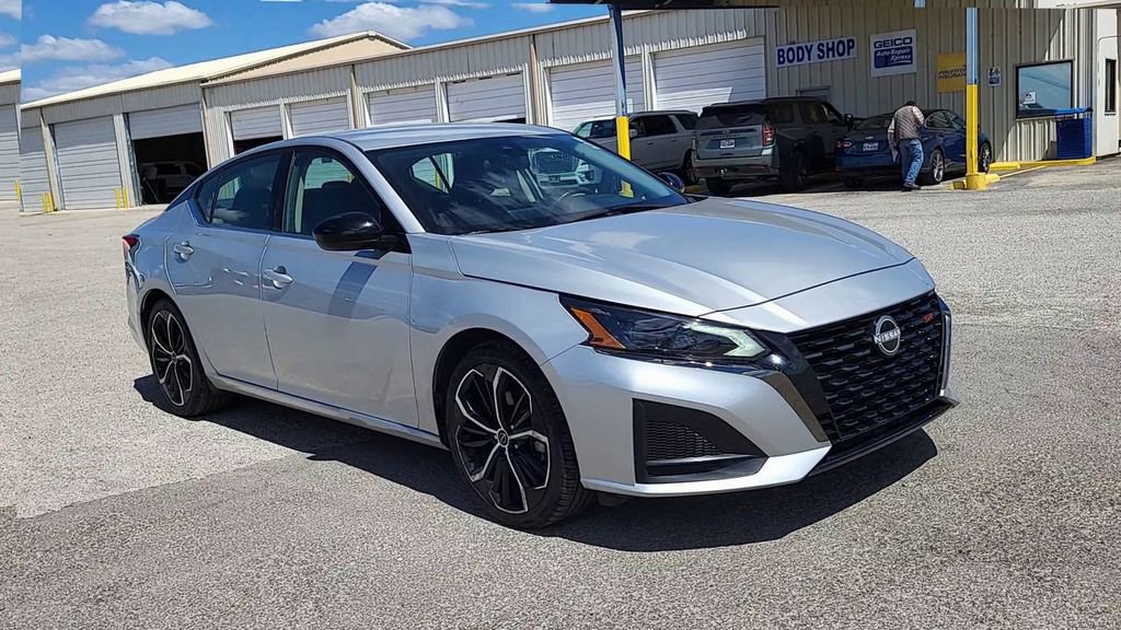 Used 2024 Nissan Altima 2.5 SR image 2