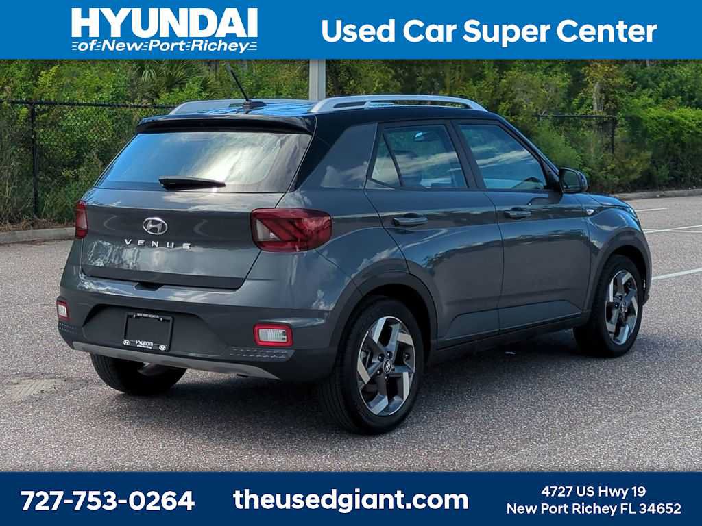 Used 2024 Hyundai Venue Limited FWD image 5