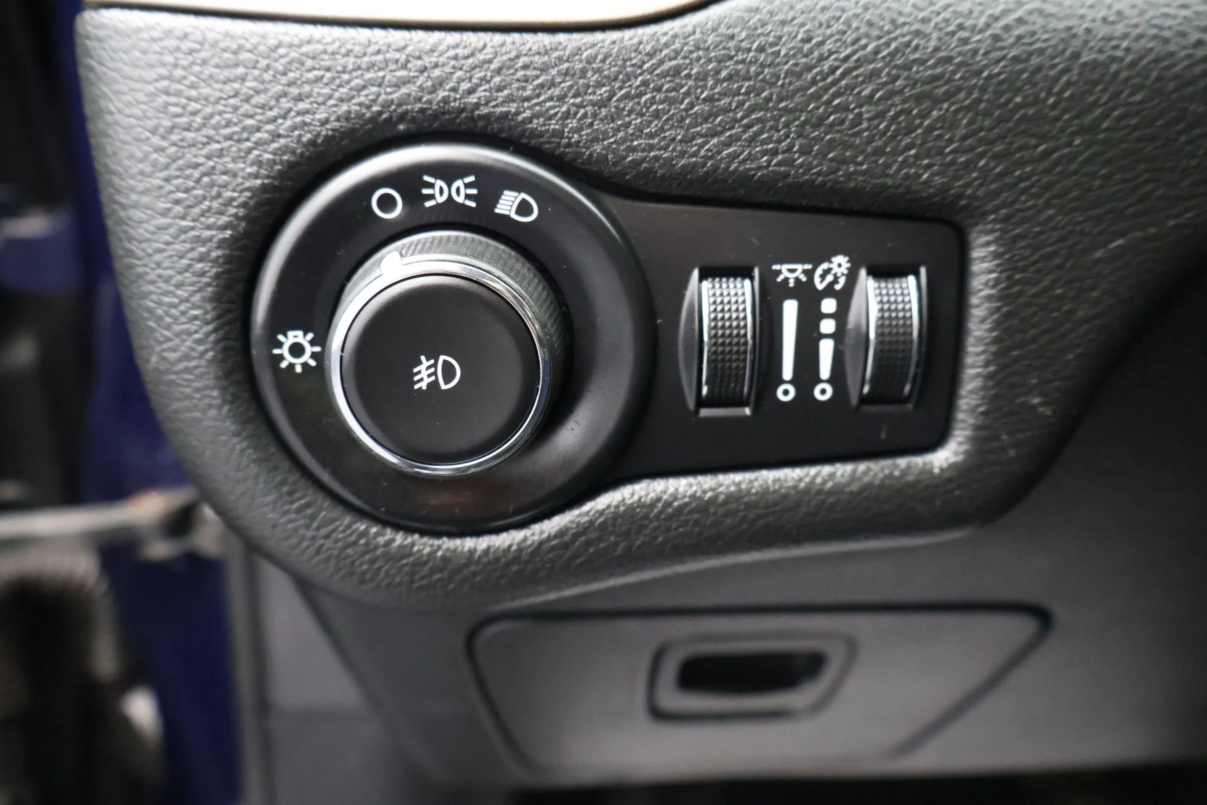Used 2014 Jeep Cherokee Latitude w/ Cold Weather Group AWD/4WD image 22