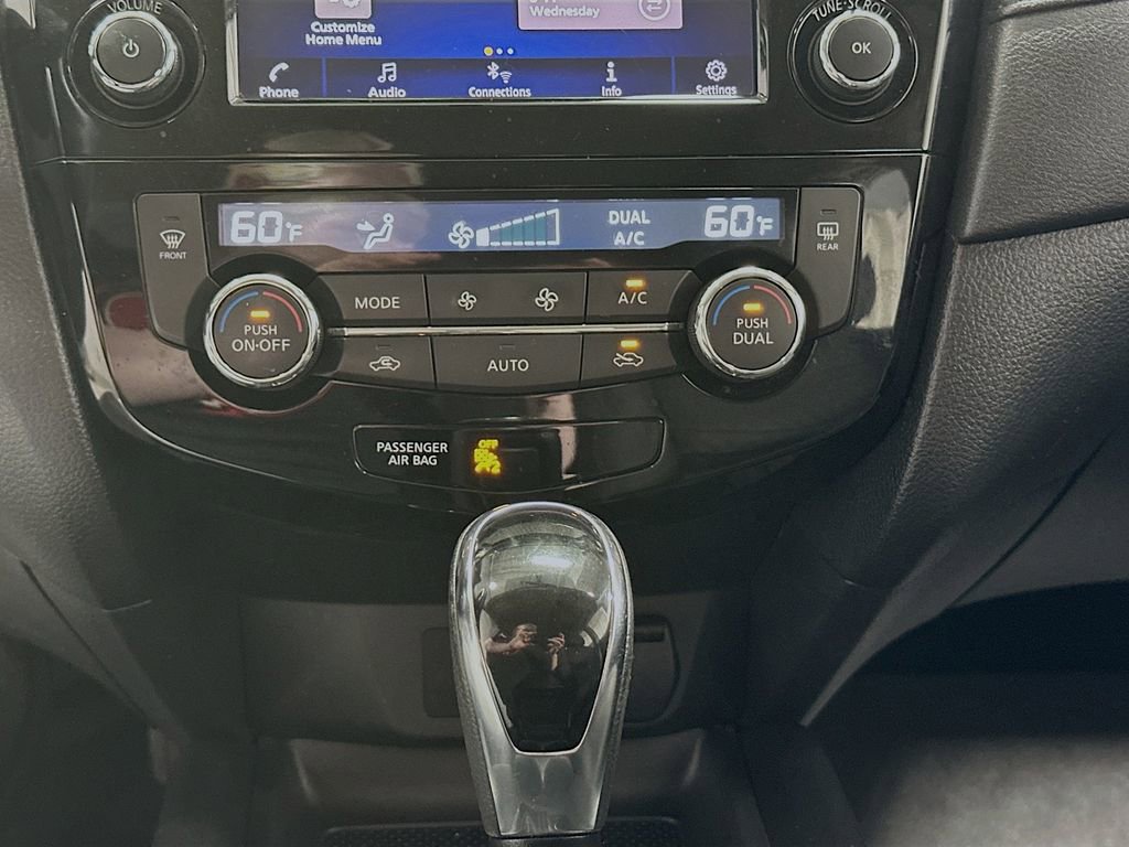 Used 2018 Nissan Rogue SV image 16