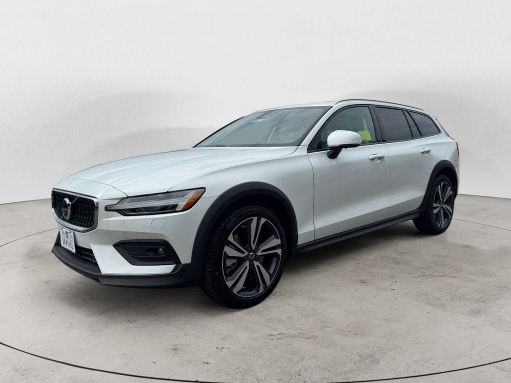 New 2026 Volvo V60 B5 Cross Country Plus w/ Climate Package AWD/4WD image 2