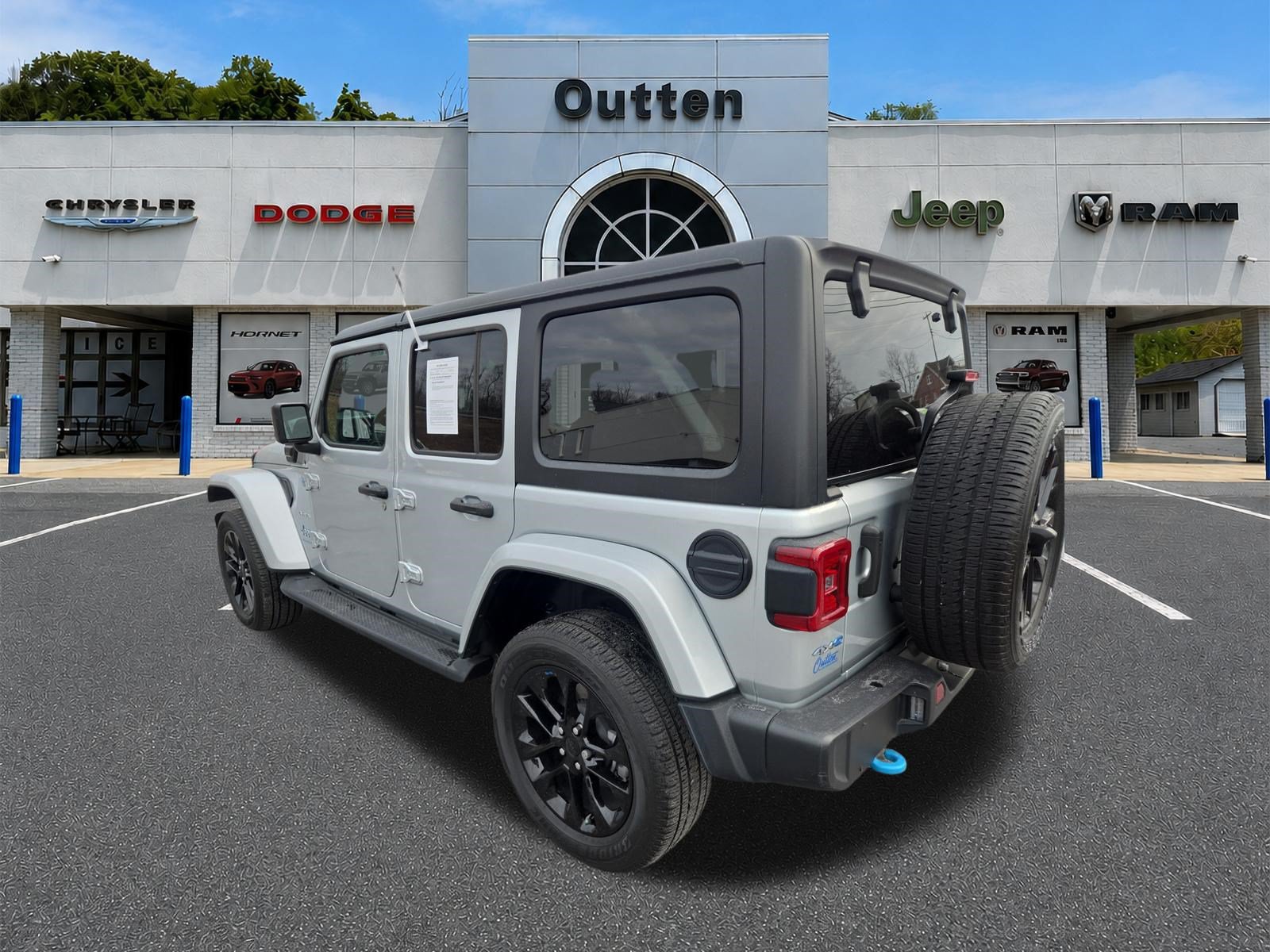Certified 2023 Jeep Wrangler Unlimited Sahara w/ Cold Weather Group AWD/4WD image 5