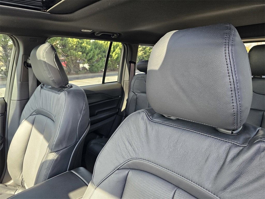 Used 2025 Jeep Grand Cherokee Laredo X w/ Luxury Tech Group I image 16