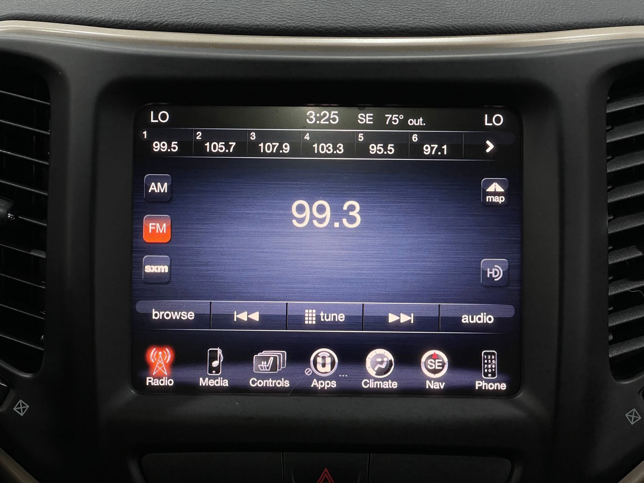 Used 2015 Jeep Cherokee Limited w/ Luxury Group AWD/4WD image 24