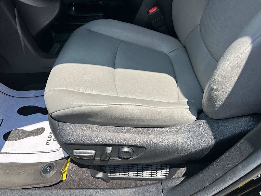 Certified 2025 Toyota Sienna XLE FWD image 12