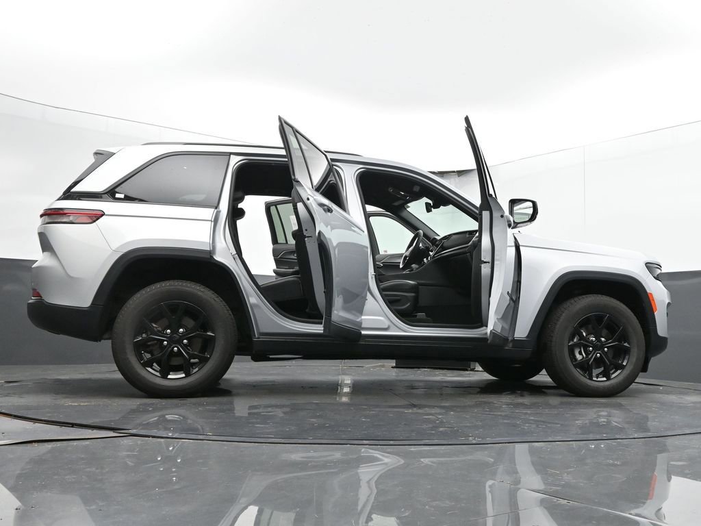 Used 2024 Jeep Grand Cherokee Altitude image 76