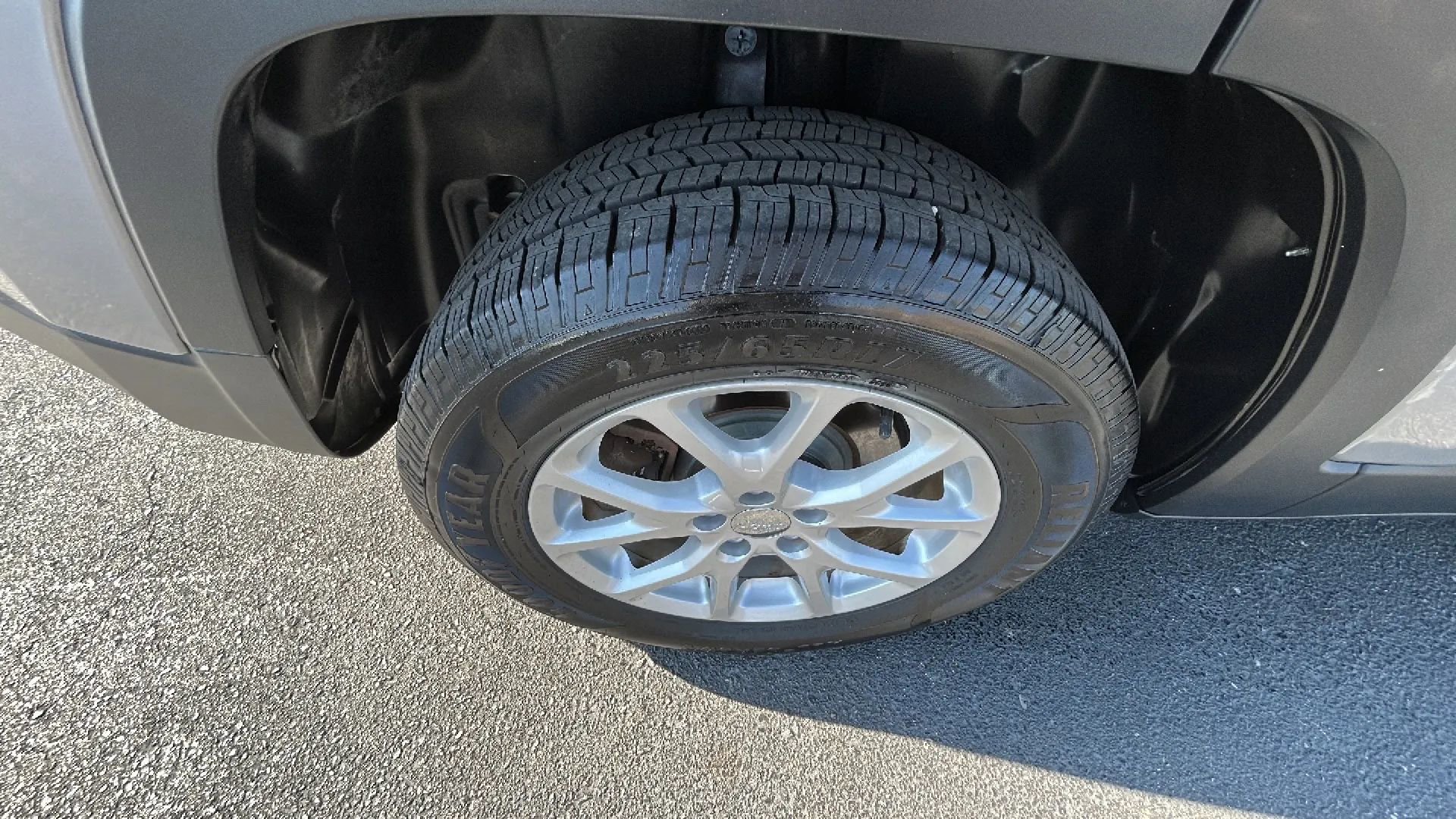 Used 2015 Jeep Cherokee Latitude w/ Cold Weather Group AWD/4WD image 39
