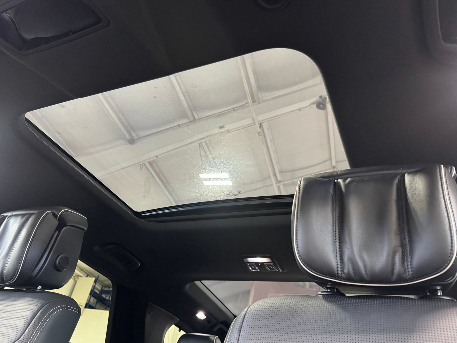 Used 2022 Land Rover Discovery HSE R-Dynamic AWD/4WD image 32