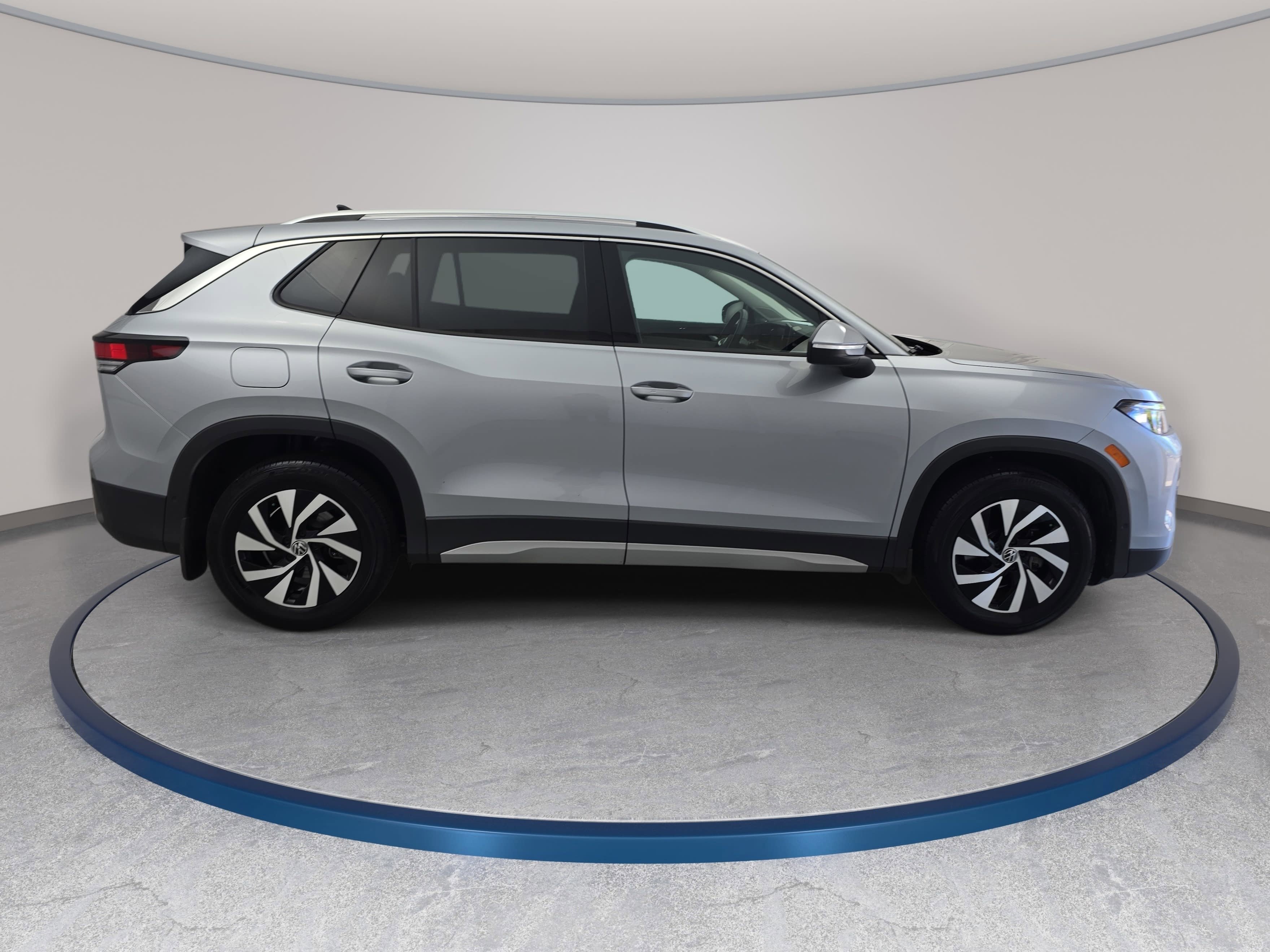 Certified 2025 Volkswagen Tiguan S FWD image 4