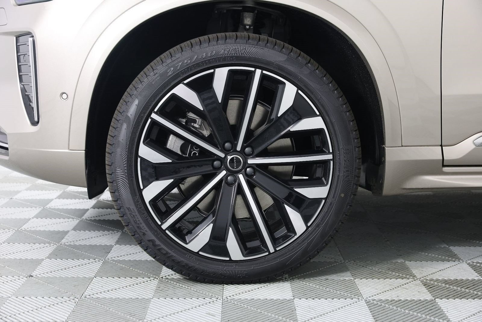 New 2026 Volvo XC90 T8 Plus w/ Protection Package Premier AWD/4WD image 13
