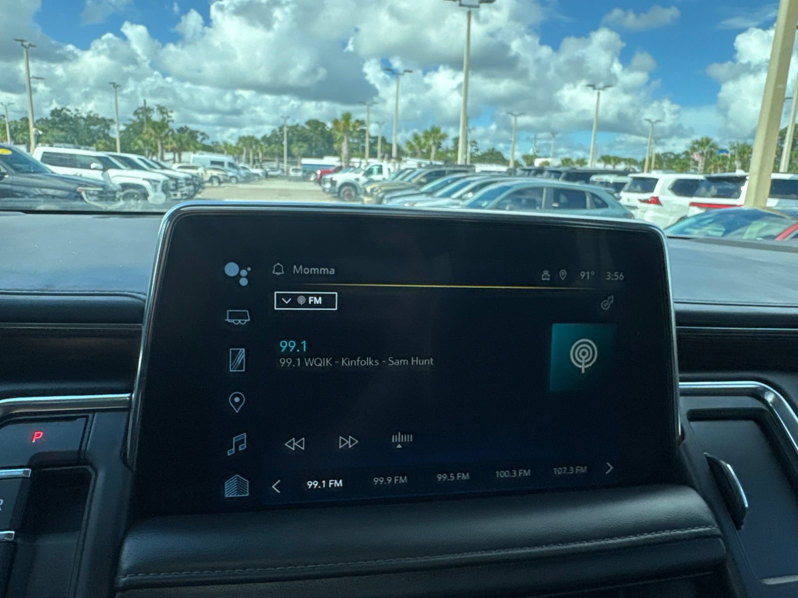 Used 2022 Chevrolet Suburban LT RWD image 17