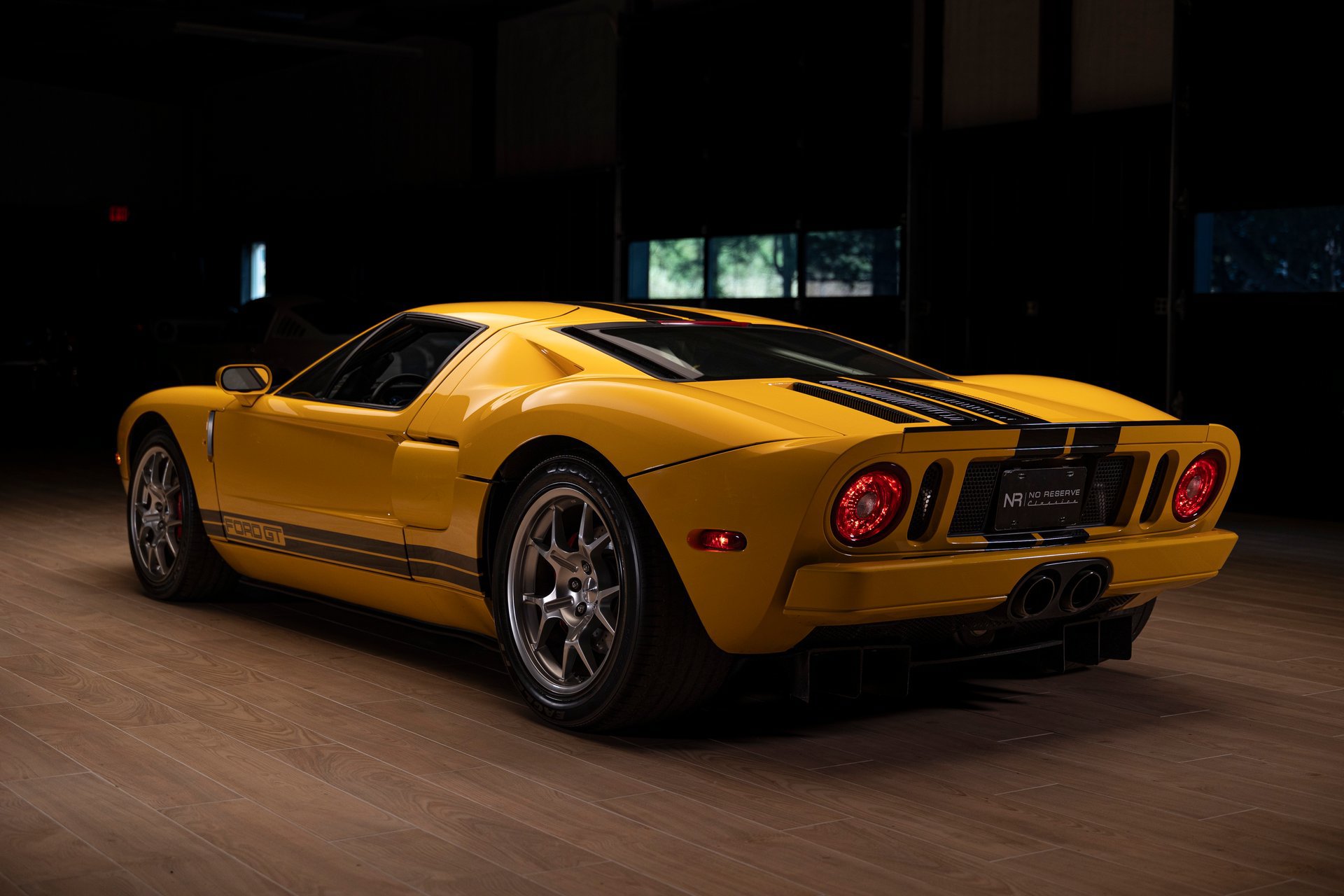 Used 2005 Ford GT RWD image 17