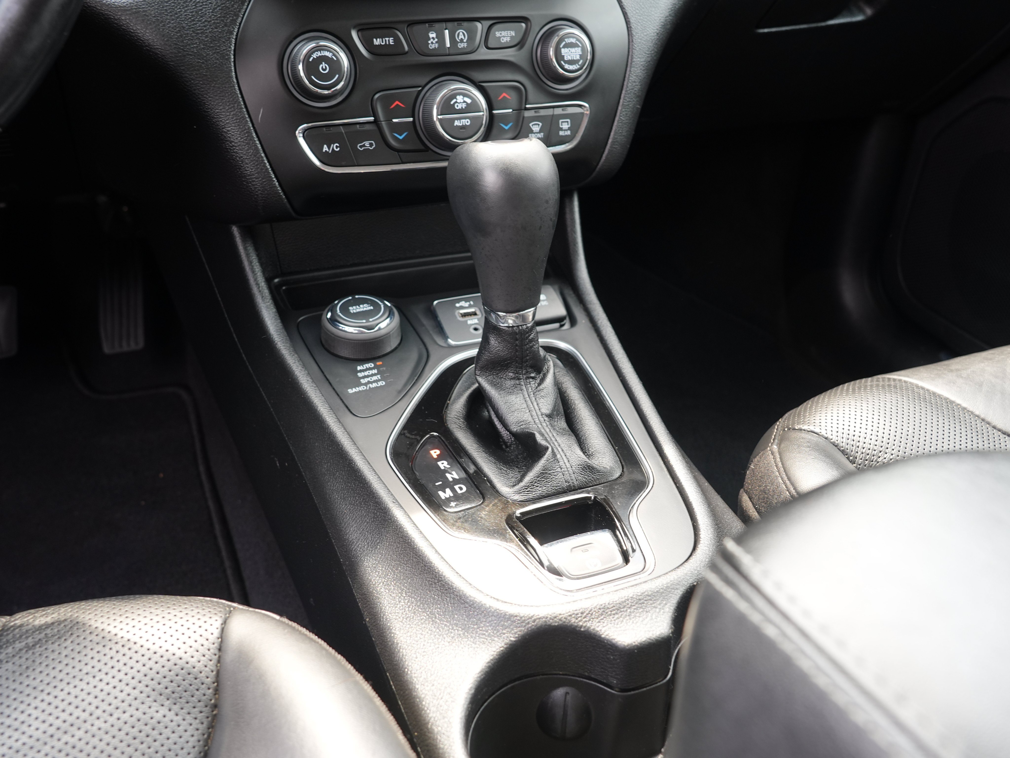 Used 2020 Jeep Cherokee Limited AWD/4WD image 25