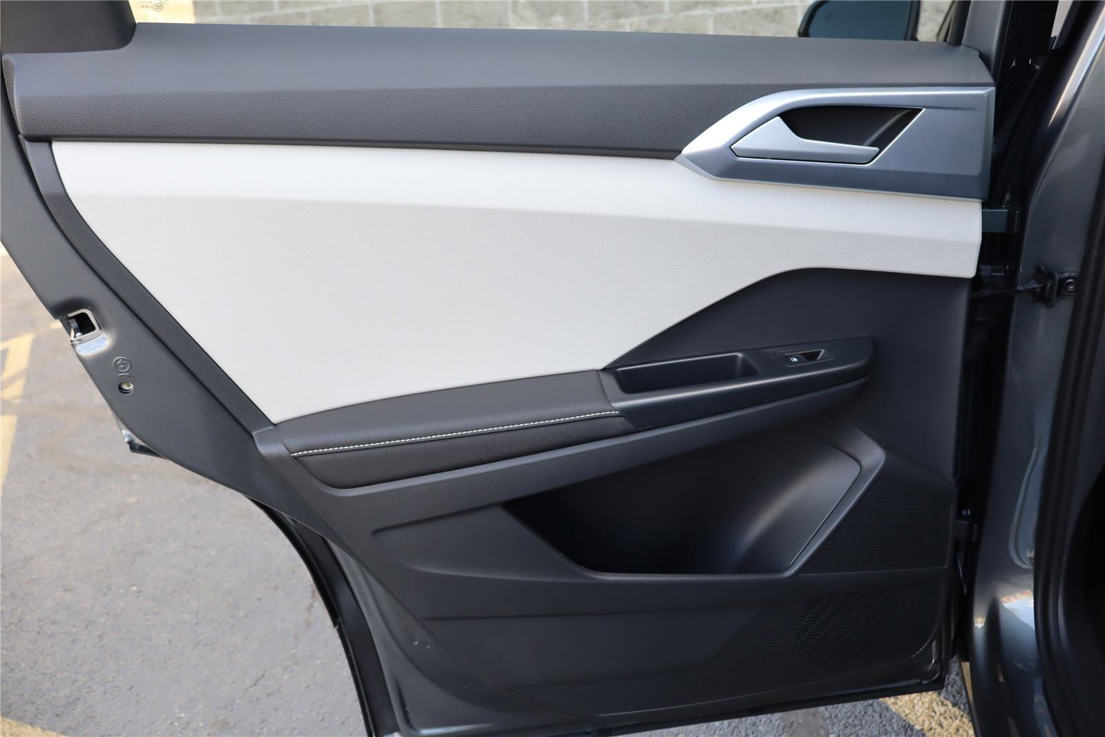 Certified 2025 Volkswagen Taos SE w/ Panoramic Sunroof Package image 25