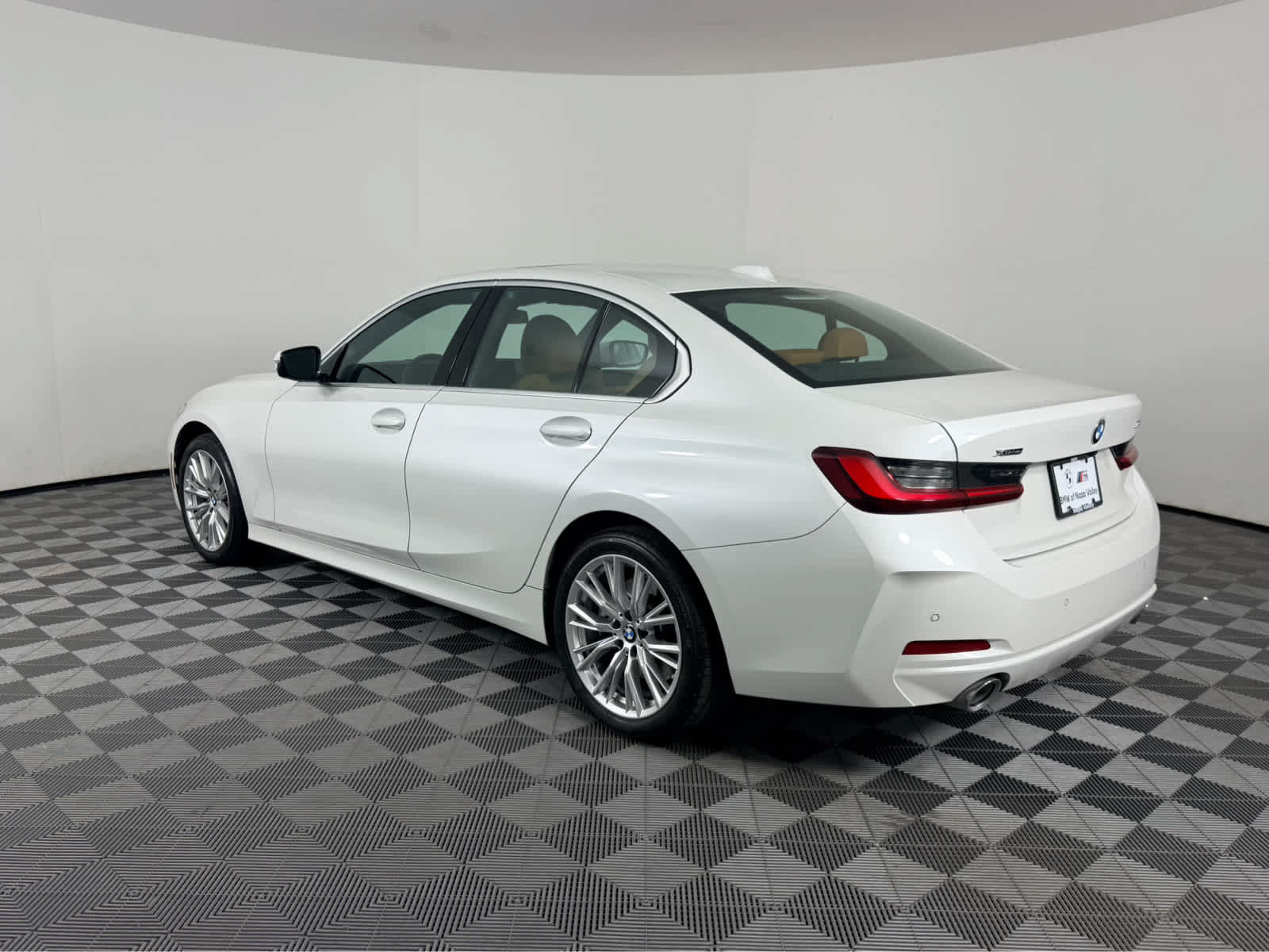 Used 2024 BMW 330i xDrive Sedan w/ Convenience Package AWD/4WD image 5