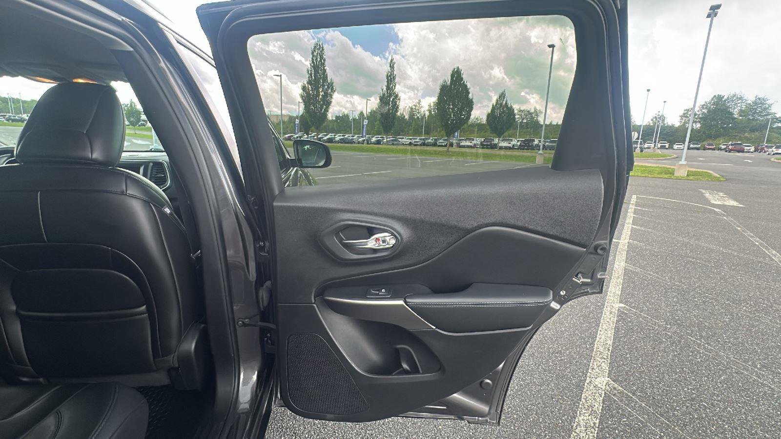 Used 2019 Jeep Cherokee Latitude Plus w/ Comfort/Convenience Group image 20