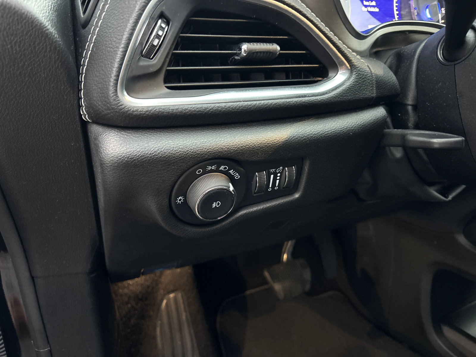 Used 2023 Chrysler Pacifica Limited w/ Uconnect Theater Family Group image 15