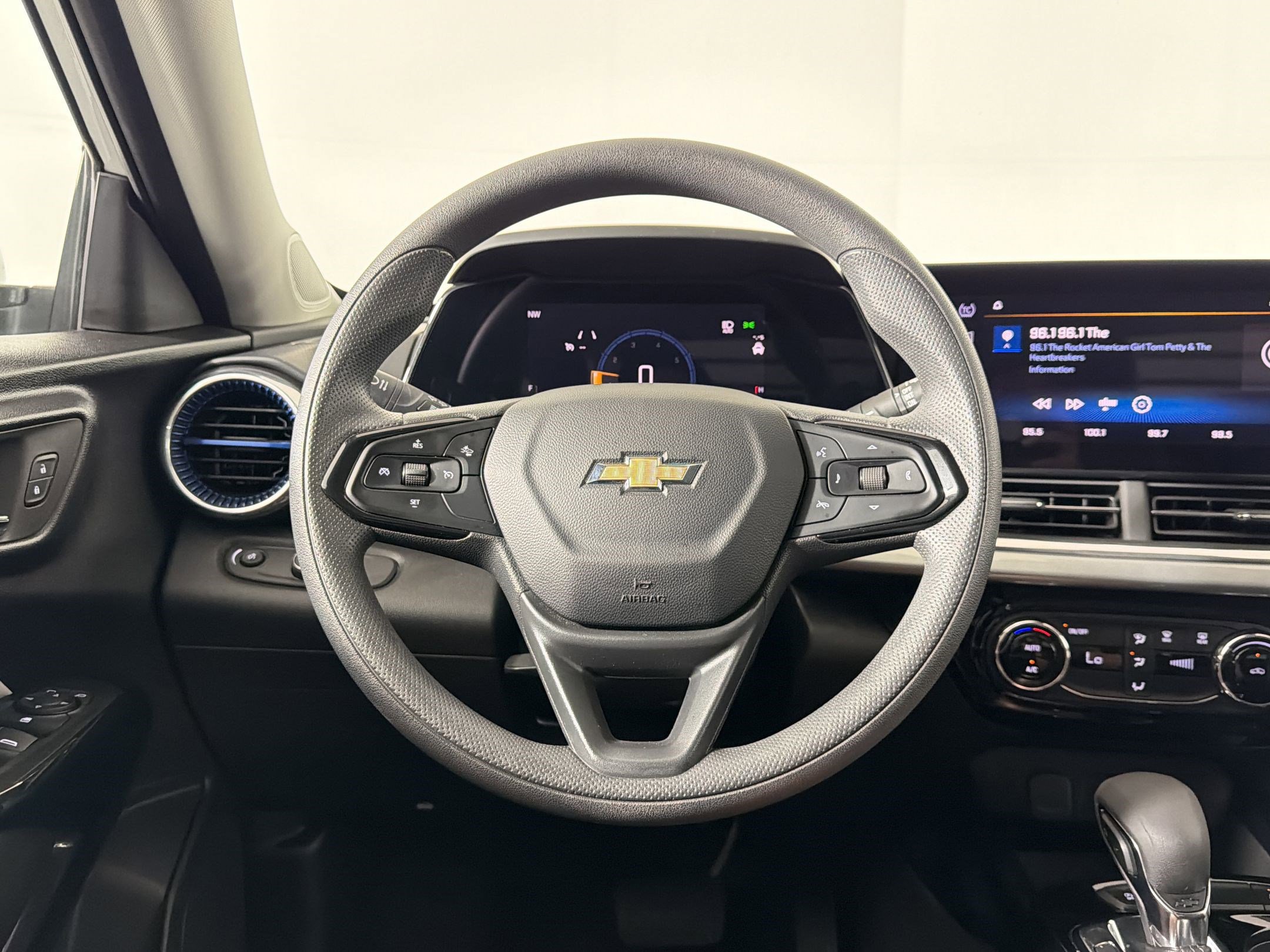 Used 2024 Chevrolet Trax LT FWD image 17