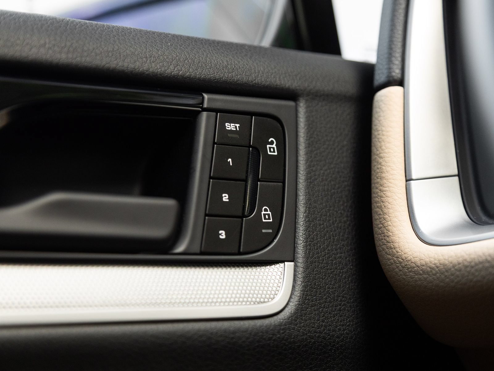 Certified 2024 Porsche Cayenne Coupe AWD/4WD image 19