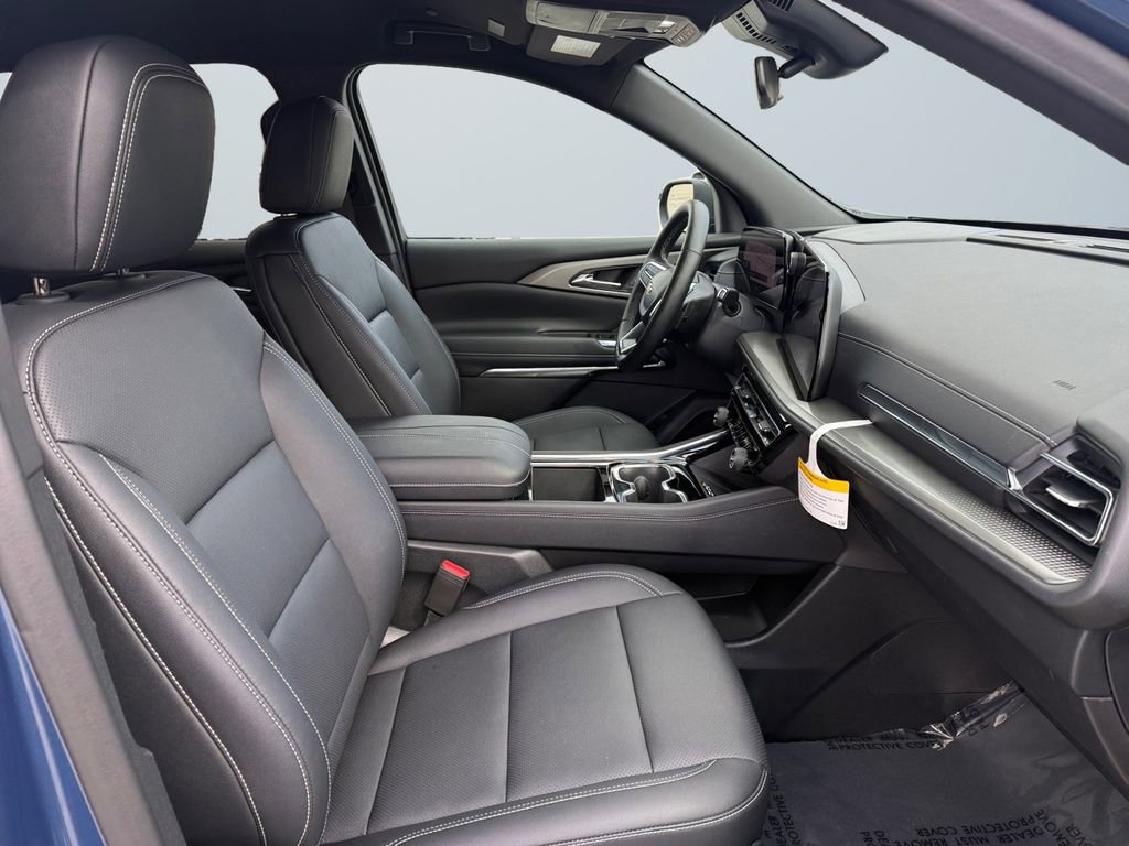 Used 2025 Chevrolet Traverse LT w/ Driver Confidence Package image 15