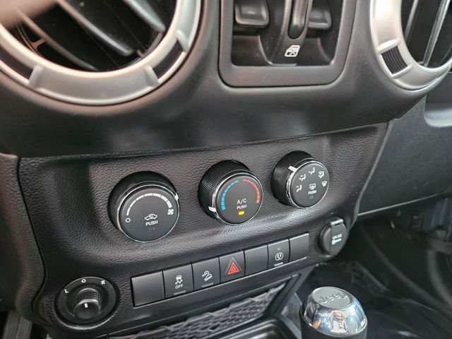 Used 2016 Jeep Wrangler Unlimited Sahara w/ Connectivity Group AWD/4WD image 31