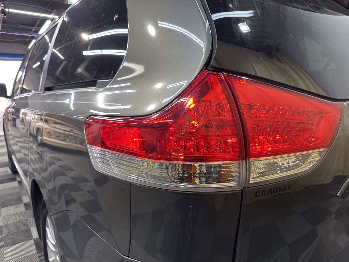 Used 2012 Toyota Sienna XLE w/ XLE Navigation Pkg FWD image 9