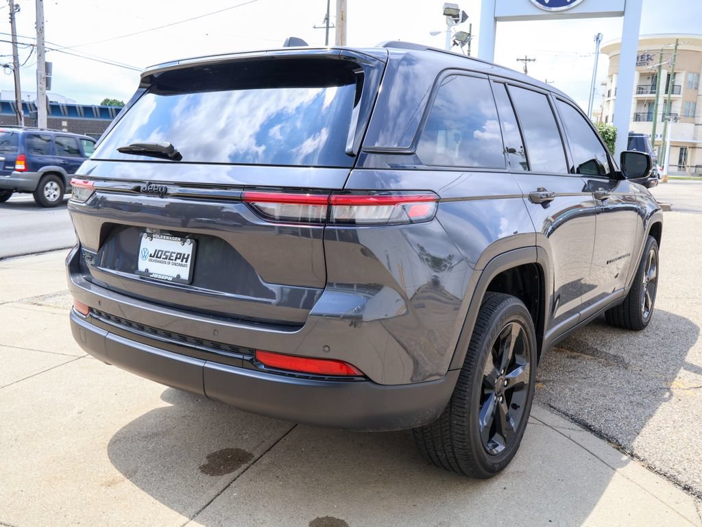 Used 2024 Jeep Grand Cherokee Altitude AWD/4WD image 5