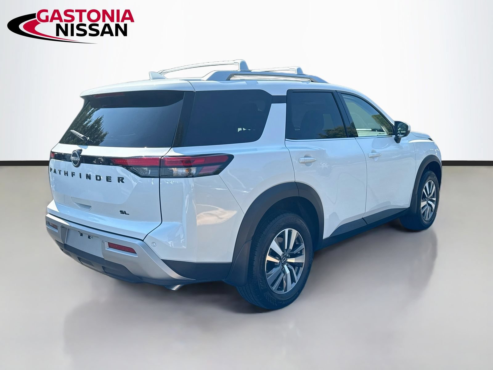 Used 2025 Nissan Pathfinder SL w/ Black Appearance Package FWD image 9